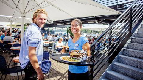 Det har ikke vært stillesittende dager på Lekter'n denne sommeren. Et særdeles varmt vær har ført til tidenes sommerresultat for den flytende restauranten. Servitør Filippa Janssen (20) og hovmester Pål Harboe (24).