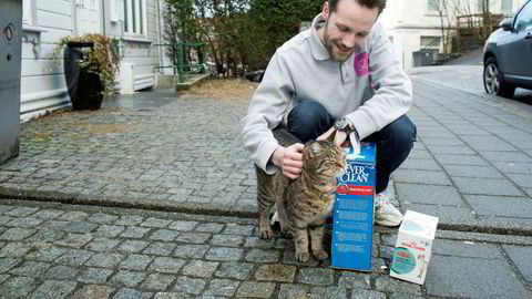 Selskapet Dyrekassen har slått seg opp på hjemmelevering av dyrefôr i flere norske byer. Her er det katten Han Solo som får nytt fôr og sand.