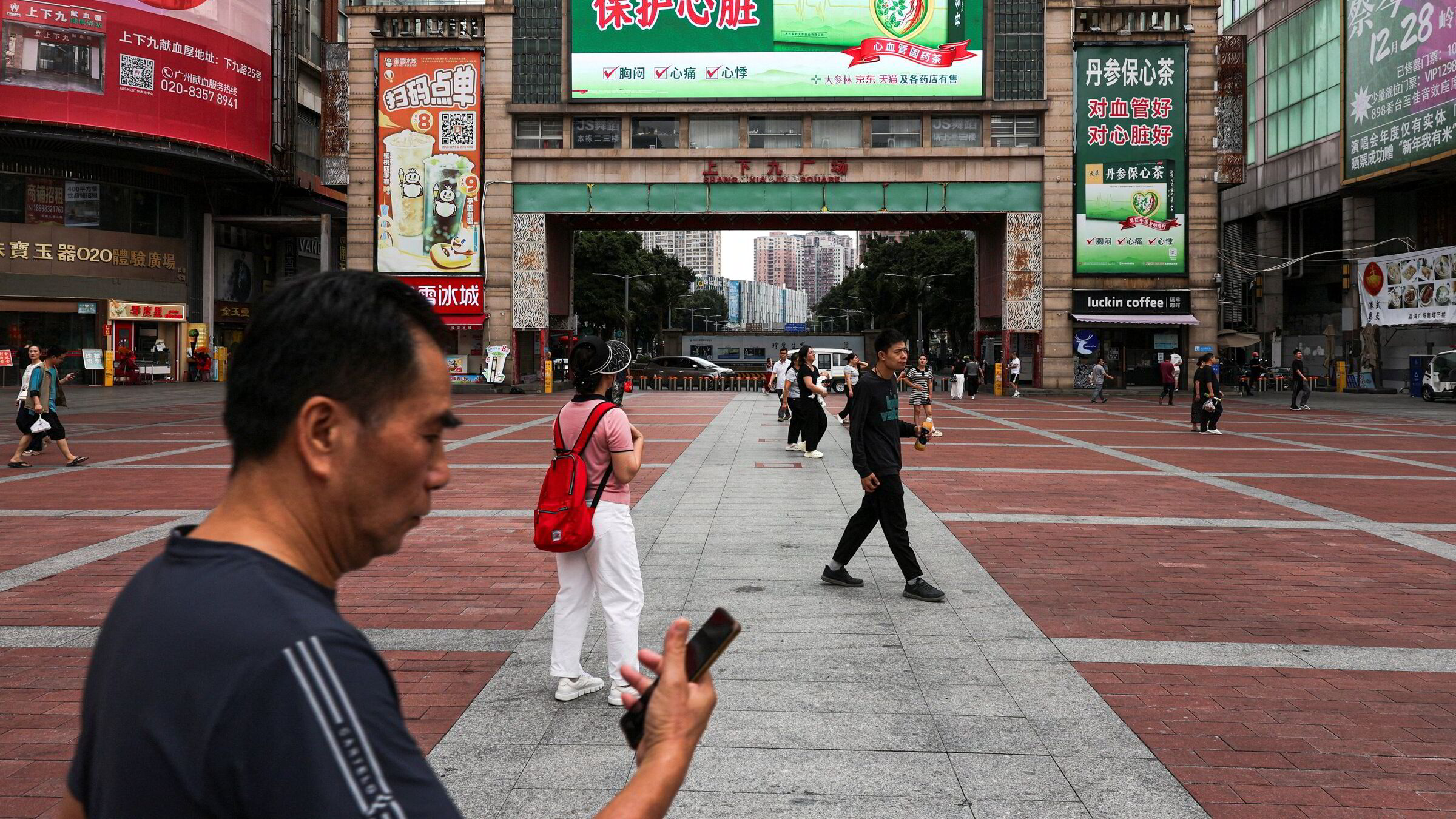 Kina slår vekstprognosene – sprekker i økonomien består
