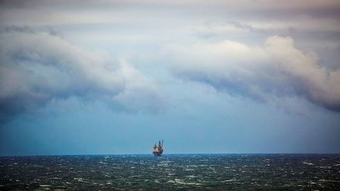 Oljeproduksjonen er rundt 11 prosent over Oljedirektoratets prognose for måneden og ni prosent høyere enn november i fjor. Avbildet er oljeplattformen, Oseberg Feltsenter, i Nordsjøen.
