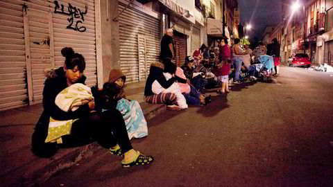 Folk i Mexico by samlet seg ute på gatene etter jordskjelvet.