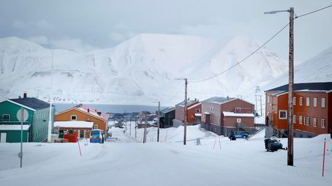 Nybyen sør for Longyearbyen er evakuert.
