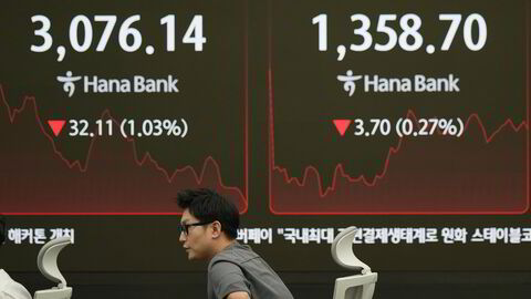 Seoul-børsen har falt med 1,6 prosent torsdag etter at presidenten advarte om en «desperat situasjon» for økonomin med svak innenlandsk forbruk og problemer for den eksportavhengige økonomien. Her fra hovedkontoret tl Hana Bank i Seoul.