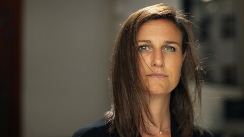 Helga Flatland har vært en sentral litterær stemme siden romanen «Bli hvis du kan. Reis hvis du må», som ble belønnet med Tarjei Vesaas’ debutantpris for 2010.