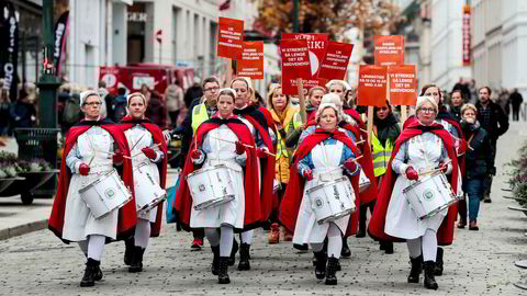 Sverige har en betydelig lavere andel sykepleiere enn Norge, skriver artikkelforfatteren. Streikende sykepleiere demonstrerte utenfor Stortinget i Oslo i november 2018.