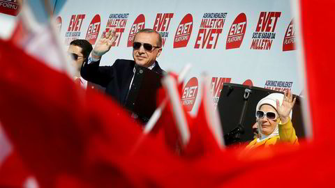 President Recep Tayyip Erdogan er en leder med store ambisjoner – Tyrkia skal bli en økonomisk stormakt og en internasjonal politisk maktfaktor. Her er han med sin kone Emine Erdogan under et valgmøte.