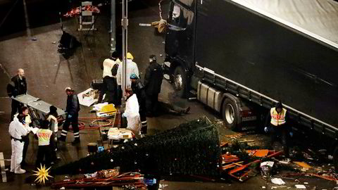 Politiets åstedsgranskere undersøkte tirsdag julemarkedet ved Kaiser-Wilhelm-Gedächtniskirche hvor en traileren kvelden før ble benyttet i et terrorangrep.