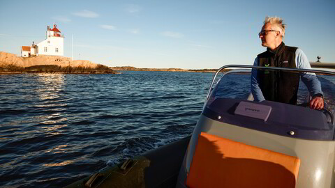 Den middelaldrende impact-investoren og havet. Anders H. Lier vil lage druevin på Ytre Hvaler, her representert ved Hollungen fyr.