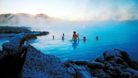Antallet utenlandske ankomster til Island økte i 2016 med 40 prosent. Bildet viser turistattraksjonen Den blå lagune.