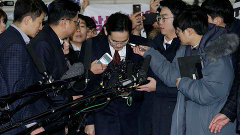 Samsungs toppsjef Lee Jae-yong kom med en unnskyldning da han ankom et 22 timer langt avhør før helgen. – Jeg beklager at vi ikke har vist oss fra en bedre side, sa Lee. På onsdag kan han bli arrestert.