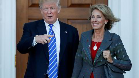Donald Trump utnevner Betsy DeVos (t.h.) til ny utdanningsminister i USA.