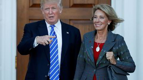 Donald Trump utnevner Betsy DeVos (t.h.) til ny utdanningsminister i USA.