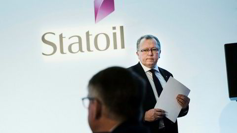 Statoil betaler 58-åringer 66 prosent lønn i ni år for å slutte i selskapet. Her Eldar Sætre, konsernsjef i Statoil, på pressekonferansen og kapitalmarkedsdagen de har i London. I forgrunnen kommunikasjonsdirektør Reidar Gjærum.