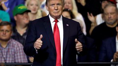 President Donald Trump gestikulerer etter sin tale på et folkemøte i Tampa i Florida tirsdag.