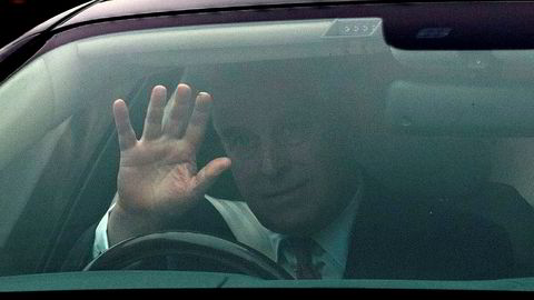 Britiske prins Andrew forlater hjemmet sitt i Windsor torsdag. Prinsen får hard medfart i britisk presse etter et BBC-intervju om anklagene om at han skal ha hatt sex med en av kvinnene som ble seksuelt utnyttet av prinsens venn Jeffrey Epstein. Foto: PA via AP / NTB scanpix