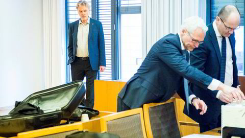 Cappelen Damms konsernsjef Tom Harald Jenssen (t.v.) venter på at saken mot Konkurransetilsynet skal starte mens forlagenes advokater, Olav Kolstad (t.h.) og Sigurd Holter Torp forbereder sakspapirer.