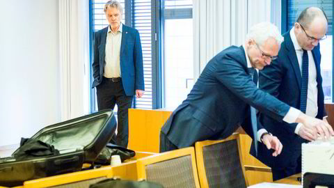 Cappelen Damms konsernsjef Tom Harald Jenssen (t.v.) venter på at saken mot Konkurransetilsynet skal starte mens forlagenes advokater, Olav Kolstad (t.h.) og Sigurd Holter Torp forbereder sakspapirer.
