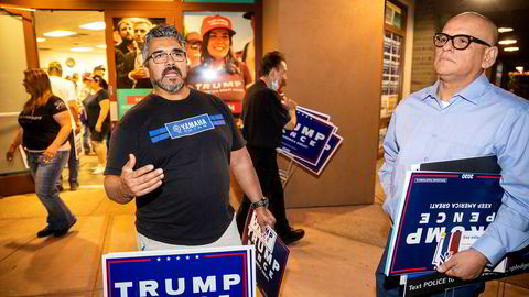 Trump-supporterne Steve Elvarez (til venstre) og Diego Santiago fulgte nattens tv-sendte duell mellom presidenten og utfordrer Joe Biden på et arrangement av «Lations for Trump» i Arizona. De mener Donald Trump gjør rett i å bruke verbale angrep.