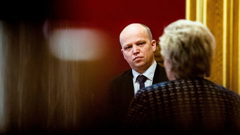 Senterpartiets leder Trygve Slagsvold Vedum vil vite hvilke grep statsminister Erna Solberg (H) har tenkt å ta for å snu befolkningsnedgangen i Nord-Norge.