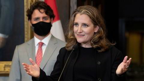 Statsminister Justin Trudeau ser på mens visestatsminister og nå nye finansminister Chrystia Freeland svarte på spørsmål på en pressekonferanse i Ottawa tirsdag.