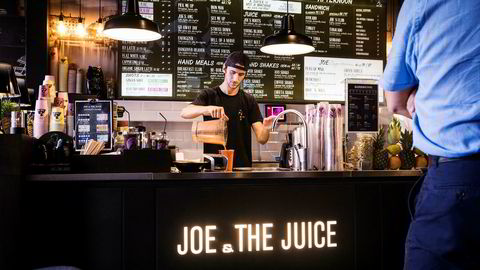 Jacob Vevle Riise (25) er en av de mange unge mennene som jobber på Joe & The Juice. – Det er mange som blir fanget av å jobbe her. Man har veldig frie tøyler her og blir kjent med masse folk, sier han.