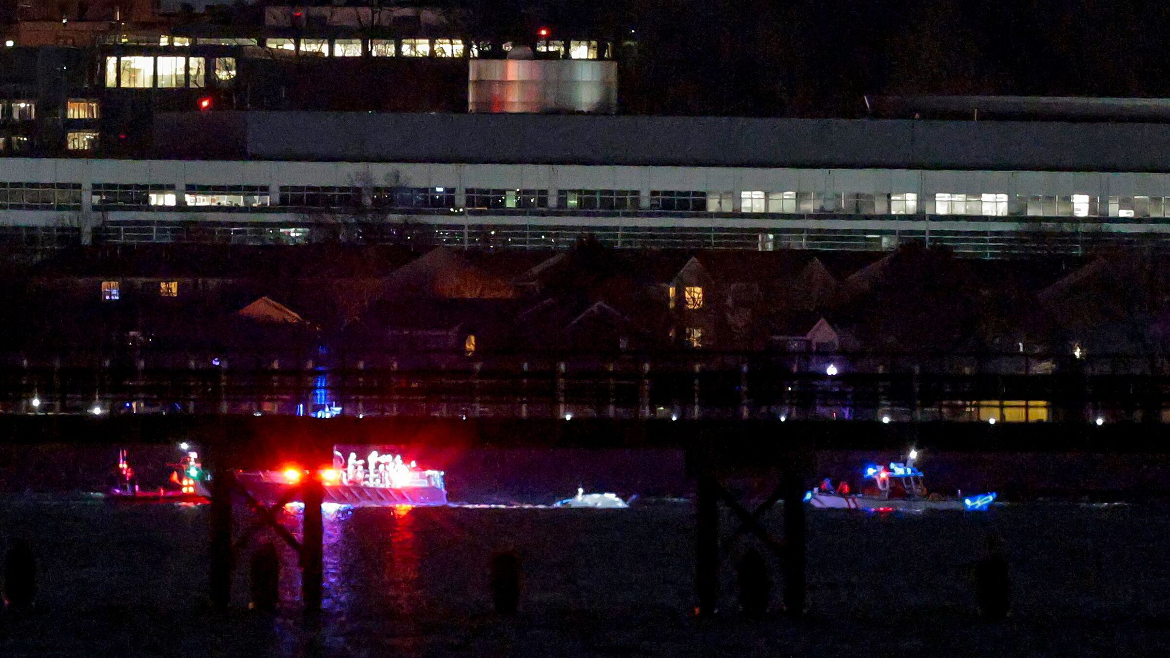 Passasjerfly kolliderte med militærhelikopter og styrtet i Washington