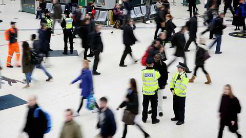 Victoria Station i London er stengt av politiet. Her patruljerer de området tirsdag morgen.
