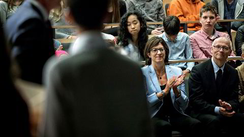 Stanford-professor Jo Boaler (i lyseblå jakke) og Brynjulf Owren, leder av Norsk Matematikk råd, på seminaret på Oslo katedralskole mandag.