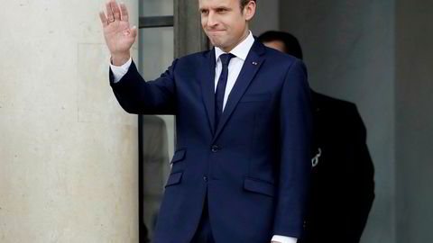 Frankrikes president Emmanuel Macron får hjelp med sminken før offentlige opptredener. Det har sin pris.