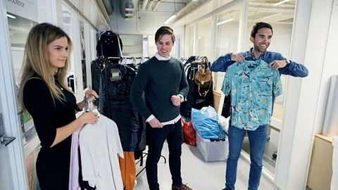 Karoline Gjermundsen (fra venstre), Axel Franck Næss og Eirik Rime i Tise viser frem klærne som «Skam»-kjendis Thomas Hayes skal legge ut for salg i mobilappen. Snart flytter de fra kontoret på StartUpLab i Oslo og inn i nye lokaler.