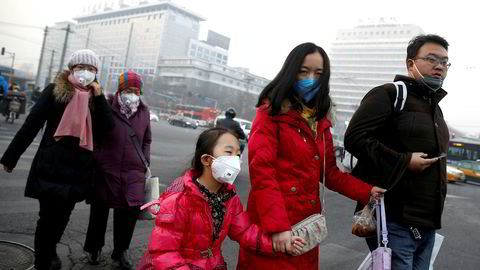 Folk er opprørt over luftforurensningen i Beijing og mange andre byer, og luftforurensningen er myndighetenes beste argument for lavere utslipp fra kullfyrte kraftverk, skriver artikkelforfatteren. Her en gruppe kinesere i Beijing, som bruker ansiktmaske.