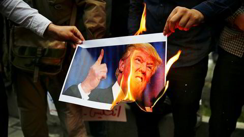 Ved en demonstrasjon foran den tidligere amerikanske ambassaden i Teheran onsdag brente demonstrantene et bilde av Donald Trump i protest mot USAs beslutning om å trekke seg fra atomavtalen.