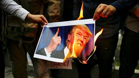 Ved en demonstrasjon foran den tidligere amerikanske ambassaden i Teheran onsdag brente demonstrantene et bilde av Donald Trump i protest mot USAs beslutning om å trekke seg fra atomavtalen.