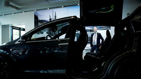 Pål Simonsen slutter etter fire år som sjef i Tesla. Her fotografert på Teslas salg og serviceanlegg på Rud i Bærum. Siden sommeren 2014, da Simonsen startet i Tesla, er det registrert over 20.000 biler fra merket i Norge.