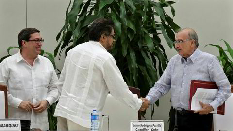 Farcs forhandlingsleder Ivan Marquez (i midten) og regjeringens forhandlingsleder Humberto de La Calle etter at de har signert en ny fredsavtale. Til høyre i bildet er Cubas utenriksminister Bruno Rodriguez.