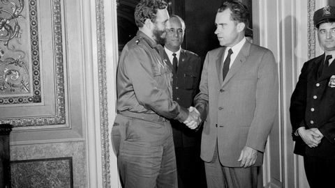 Cubas frigjøringshelt Fidel Castro, her i et møte med USAs daværende visepresident Richard Nixon i Washington.