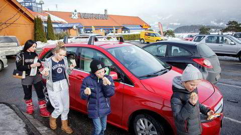 Anne Helene Tangen og barna Andrea, Fabian og Felix bunkrer opp med pølser på vei til påskefjellet etter å ha stått i kø på E16 fra Sandvika til Sundvolden. Tangen synes køene bare blir lengre og lengre. - Ja, dessverre, muligens skyldes det veiarbeidet. Men det står ofte kø fra før Sollihøgda til Sundvolden.