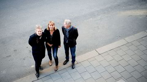 Schibsted-topp Torry Pedersen (til venstre), MBLs Randi Øgrey og TV 2-sjef Olav T. Sandnes er kritiske til tv-distributørenes momsinnføring.