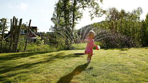 Hagevanning og "annen unødig vannbruk" er det Oslo kommune nå ber alle sine innbyggere om å redusere.