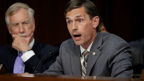 Demokratisk senator Martin Heinrich (til høyre) kom med krasse spørsmål til justisminister Jeff Sessions under utspørringen tirsdag. Til venstre senator Angus King.