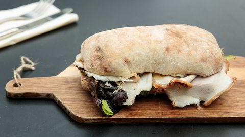 Sandwichen av surdeigsciabatta med porchetta og syltet fennikel – helt overdøvet av sennepssmak