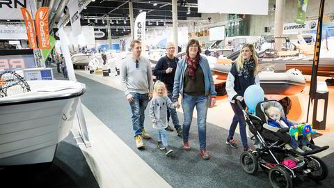 Familien Løberg er mest interesert i utstyr til båten på Sjøen for alle. Bak fra venstre Stig Vesterdal og Jørn Løberg. Foran holder Linnea Liv Løberg i hånden, mens Adrian i vognen blir trillet av mamma Linn.