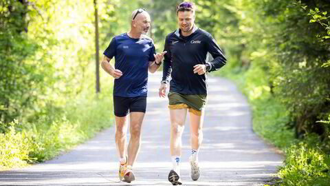 Håvard Sandnes i Arntzen de Besche (fra venstre) og Marius Svendsvoll Langnes i Grette har møttes blant annet på Lysebu i Holmenkollen – og kobler av på løpetur.