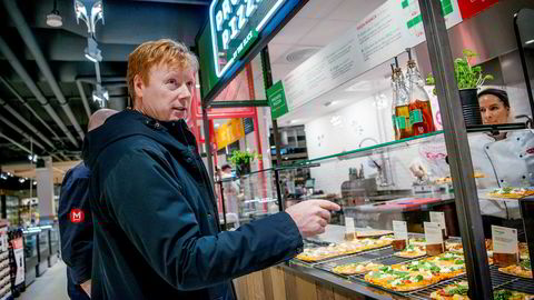 Meny-sjef Vegard Kjuus viser frem butikken på Oslo City der tre salgsboder inne i butikken tilbyr varmmat og sushi. Supermarked-kjeden strammer grepet mot mat i farten, der mange av konkurrentene er restauranter.