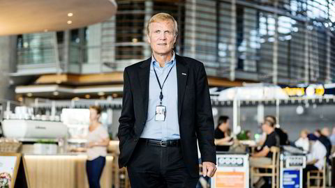 Konsernsjef Dag Falk-Petersen i Avinor tror på vekst i flytrafikken, og selskapet investerer både på Gardermoen og i Bergen.