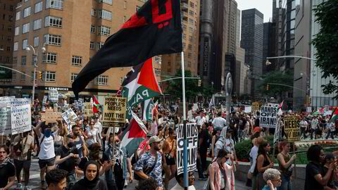 Det var demonstrasjoner i flere amerikanske storbyer, som her i New York, mot USAs bombing av Iran i helgen.