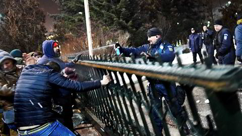 Protestbølgen er den største siden diktatoren Nicolae Ceausescus fall i 1989. Her bruker en politimann pepperspray mot demonstranter i Bucuresti.