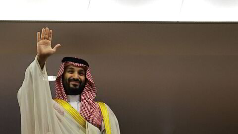 Saudi-Arabias kronprins Mohammed bin Salman har sett seg lei på juksematerne i Opec og bestemte seg for å øke produksjonen tidligere i år. Her hilser kronprinsen fra tribunen under en fotballkamp.