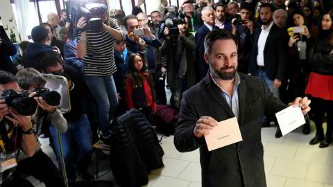 Vox' statsministerkandidat Santiago Abascal avbildet da han avla stemme i Madrid søndag.