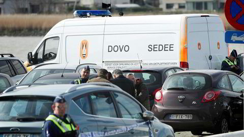 Både politi og soldater er satt inn i området etter episoden. Bildet viser politiet og en bil fra Sedee-Dovo, en mineryddertjeneste innen det belgiske forsvaret.